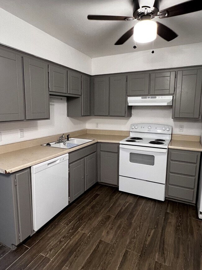 Photo - 728 SW 7th Pl