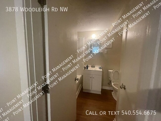 Photo - 3878 Woodleigh Rd NW