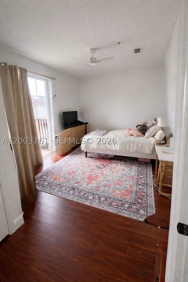 Photo - 556 NW 39th Cir