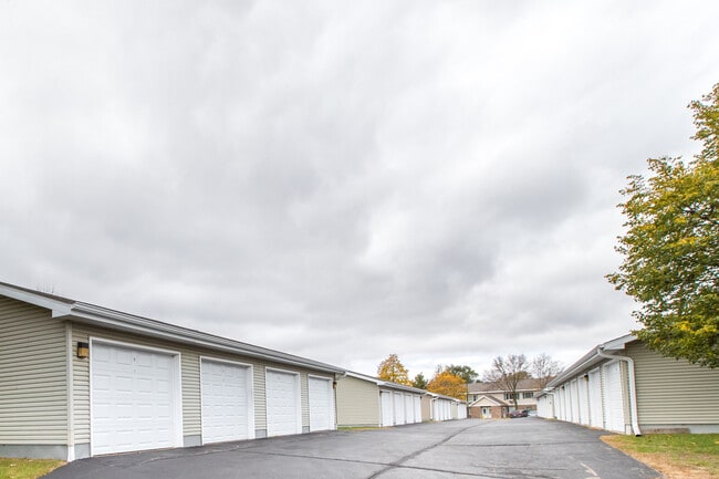 Hickory Drive & Pinecrest Community
