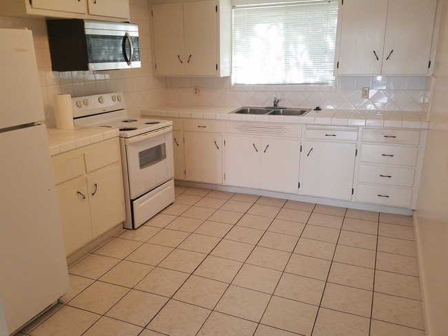 2 Bed/2 Ba Tile Floor Kitchen