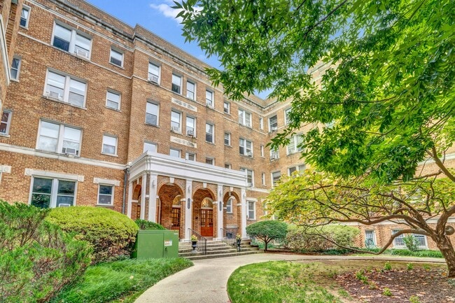 Photo - 1820 Clydesdale Pl NW