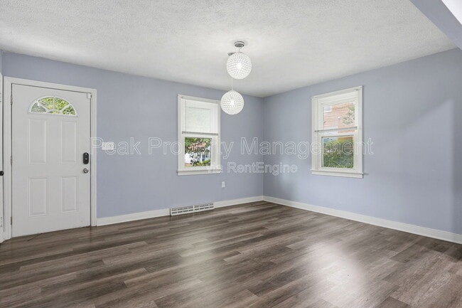 Photo - 421 St Luke St
