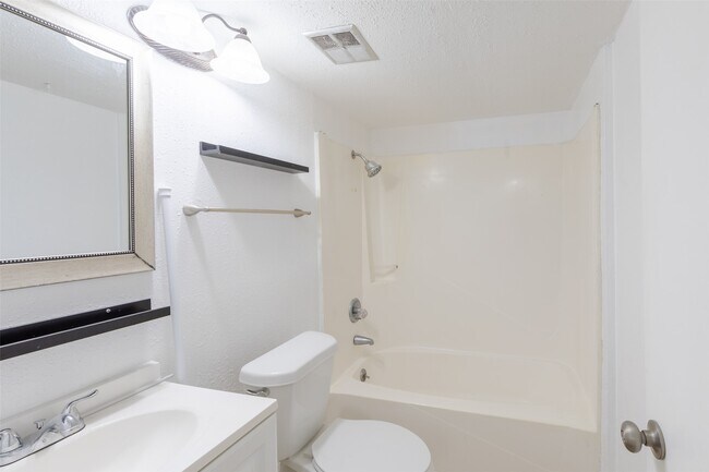 Building Photo - 15919 Golf Club Dr Unit 111