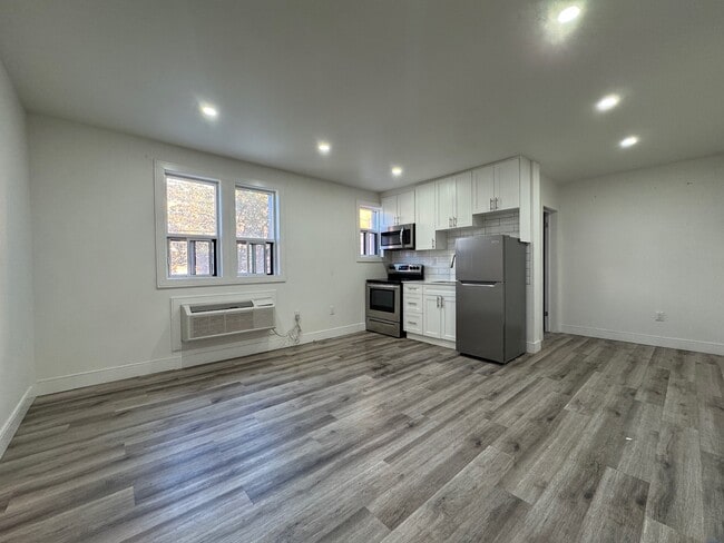 Building Photo - Beautifully Renovated 1 Bedroom 1 Bathroom... Unit 201