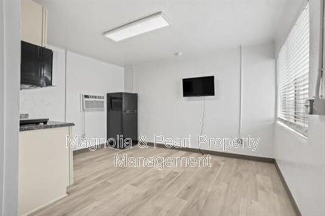 Photo - 201 S Main St