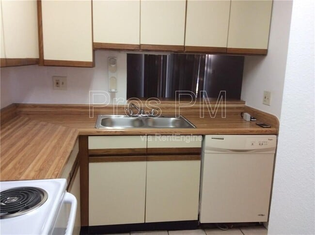Photo - 852 W Collins St
