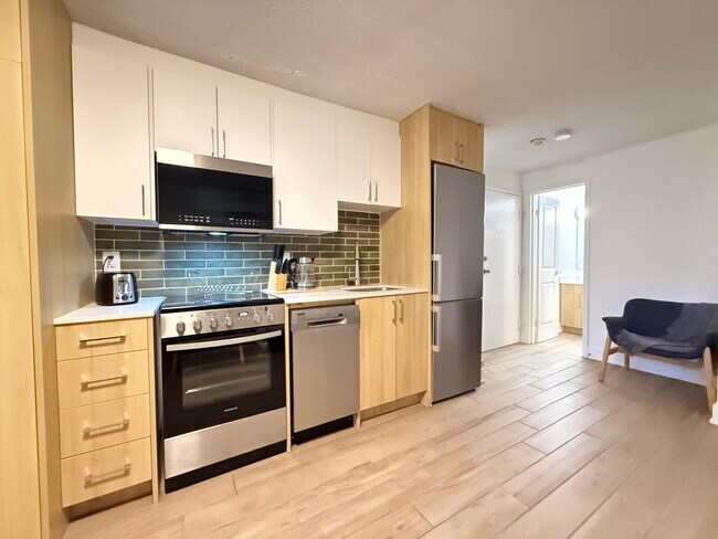 Building Photo - 102-160 Dowling Avenue Toronto Ontario M6K 3A6 Unit Studio
