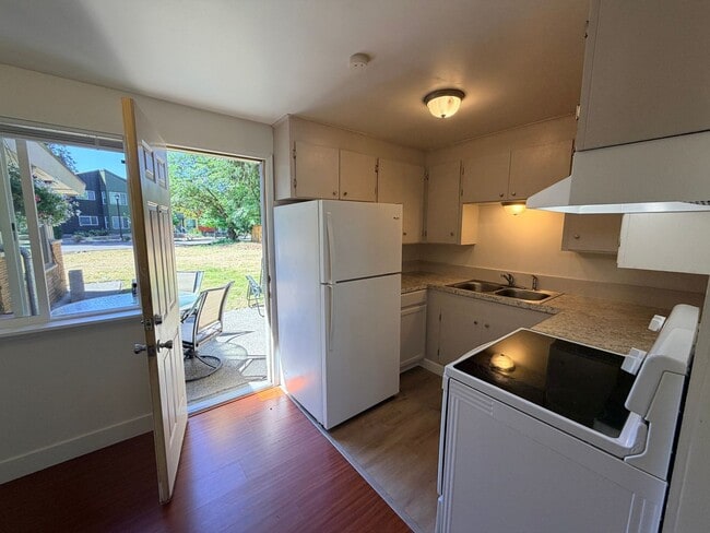 Building Photo - 3100 NE 16th St Unit Apt. #1