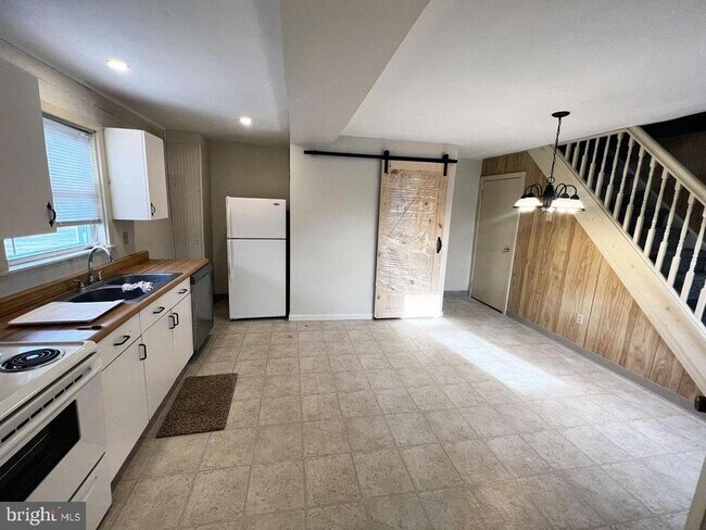 Photo - 302 E Howard St