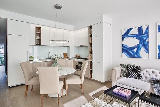 635 W 42nd St Unit 8-32