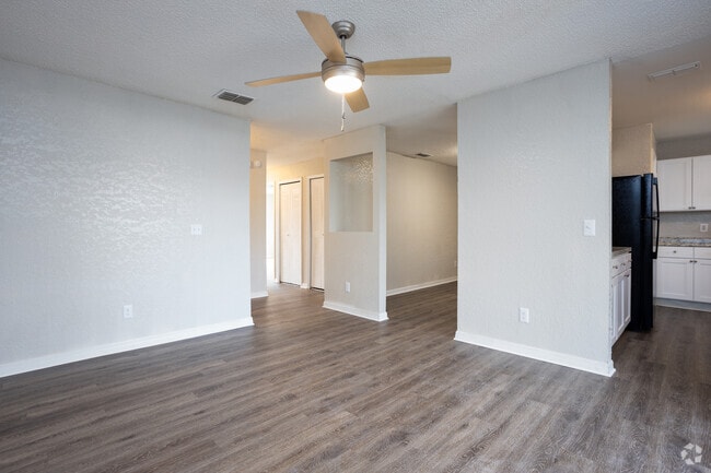2BR, 2BA - 1100SF