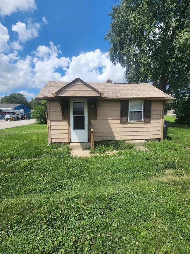 Photo - One Bedroom Home on S Brookville Rd & S Arlington Ave - SECTION 8 WELCOME