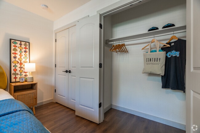 2BR, 1BA - 725SF - Bedroom Closet