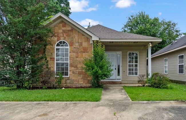 Building Photo - Nice 3 Bed 2 Bath Home! Available Now!