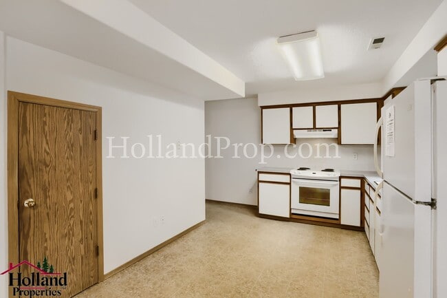Photo - Cozy & Bright 3-Bedroom Retreat in Southeast Portland – Fenced Yard & Garage!