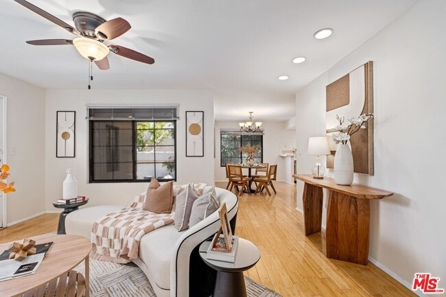 Photo - 102 N Sweetzer Ave Unidad 106