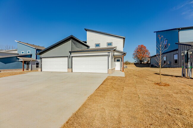 Photo - 1603 Casuarina Dr