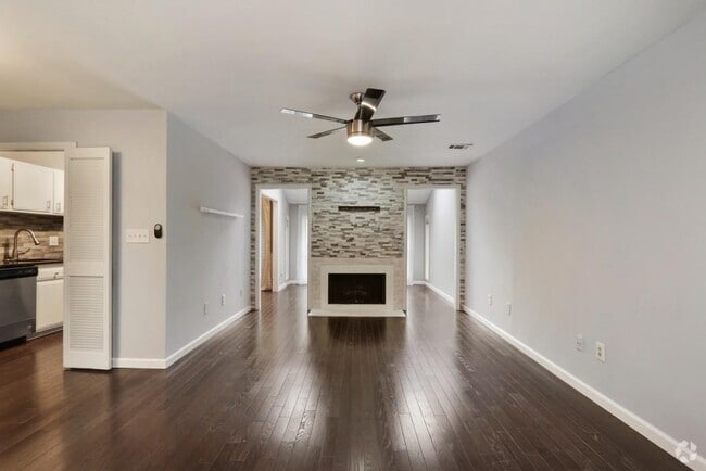 Building Photo - 8740 Roswell Rd Unit 10H Rental