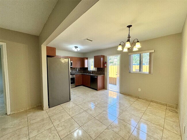 Photo - 6133 Buchanan St