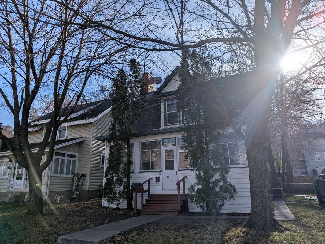 Photo - 321 Ramsey St