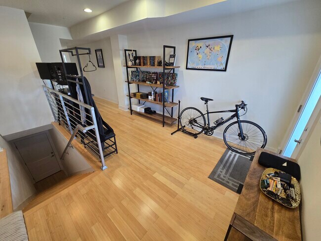 Immediate hosting room with lots of customibility - 1013 V St NW Unidad 3