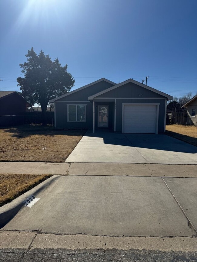 Building Photo - Newer construction Home *Section 8 Approved EXTENDED Driveway parking