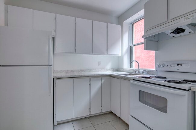 Building Photo - 3421 Rue Durocher Unit 306
