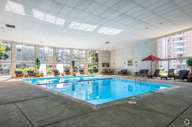 Piscina - Bishop Park Apartments