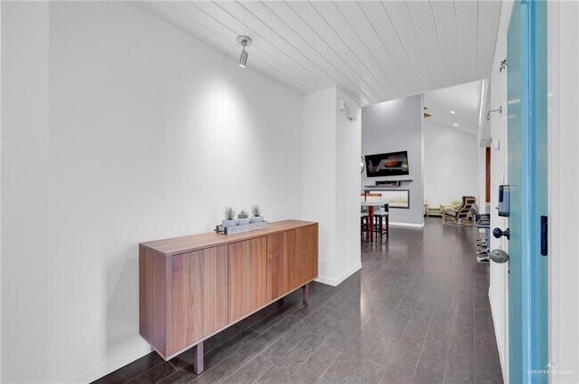 Photo - 21 W Holland Ave