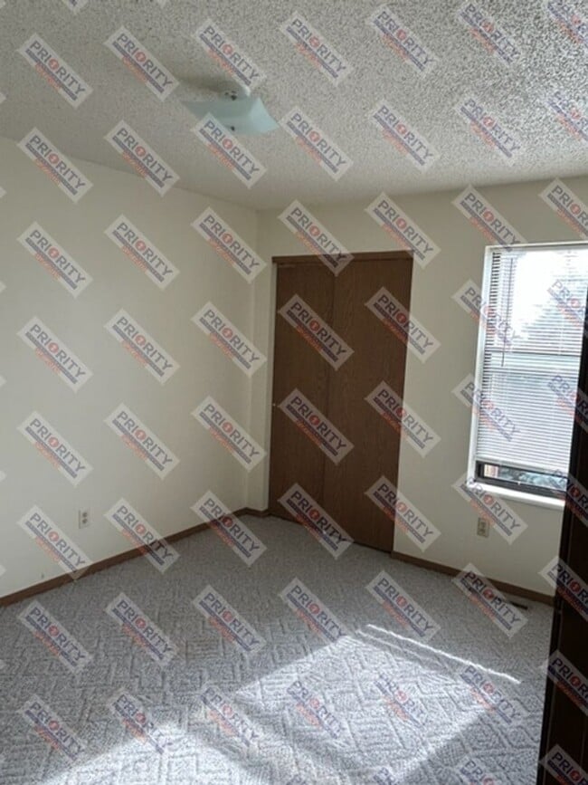 Photo - 2 bedroom, 1.5 bath 922 sqft