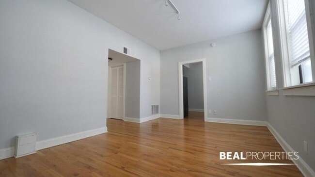 Building Photo - 1 bedroom in CHICAGO IL 60613 Unit GDN