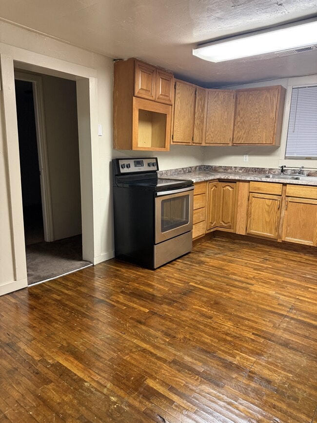 Building Photo - 105 W Grimes St