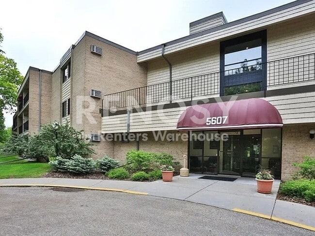 Building Photo - Available Now 2 Bedroom 2 Bath Condo in Minnetonka