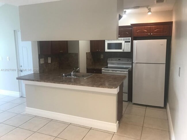 Building Photo - 6740 NW 175th Ln Unit L-20