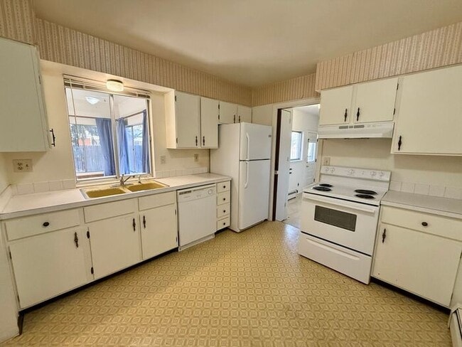 Building Photo - 2 Bed, 1.5 Bath Duplex for Rent in Fort Collins!