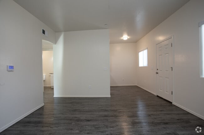 1BR, 1BA - 604 SF