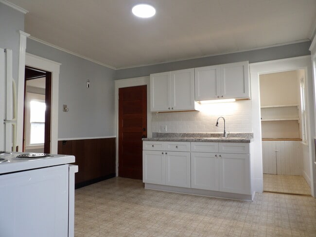 Building Photo - 172 Woodland St Unit 2