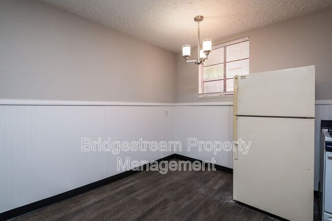 Photo - 619 Gainsborough Rd