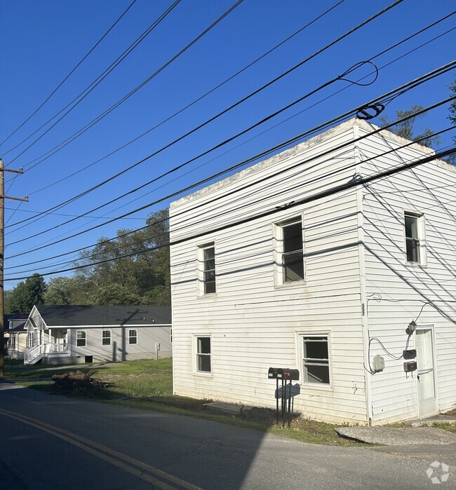 Building Photo - 557 S Church St Unit A Rental