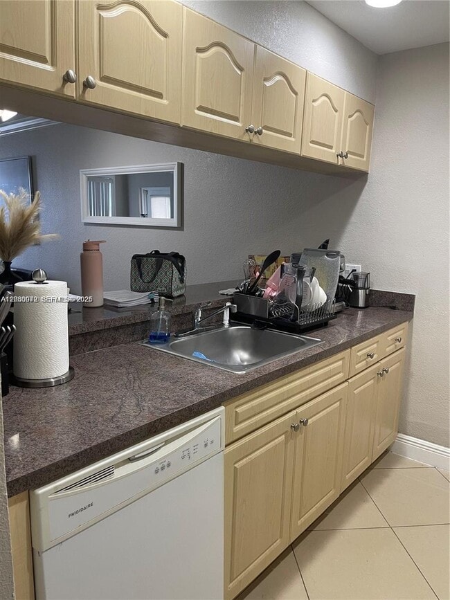 Building Photo - 8100 Geneva Ct Unit 446