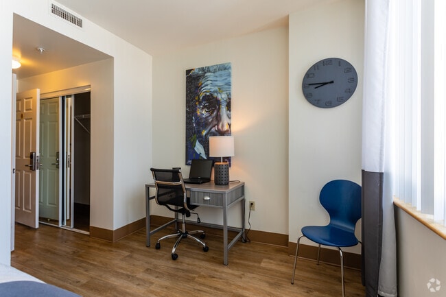 Model 4 x 4 - Private Bedroom