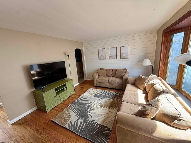 Photo - 207 N Thurlow Ave