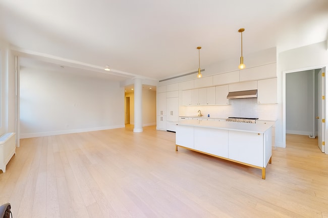 Building Photo - 70 Mercer St Unit 4W Rental