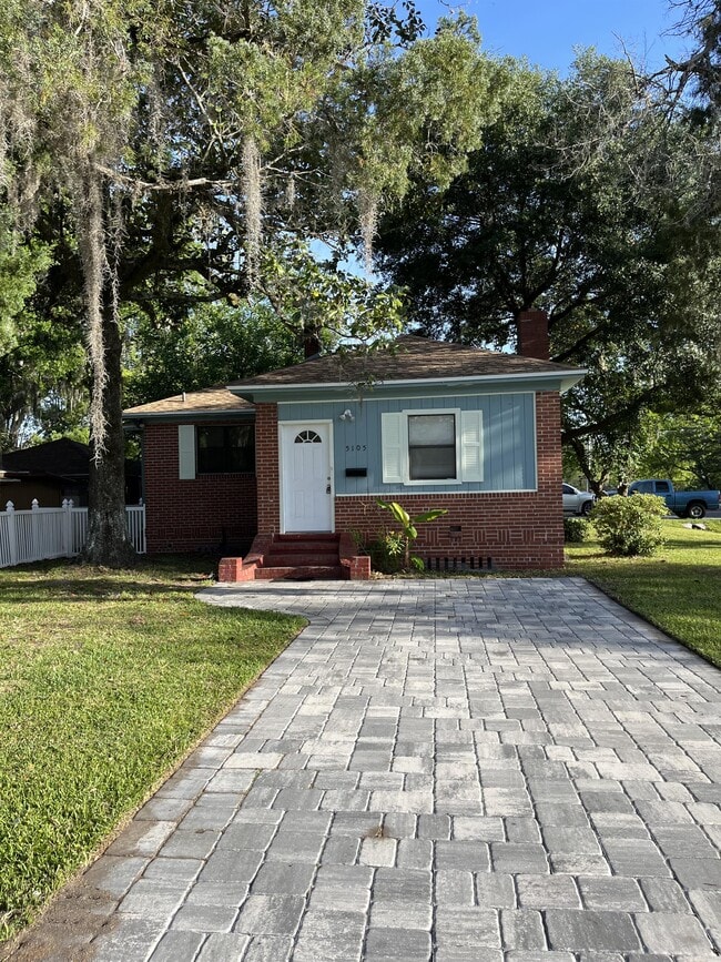 Building Photo - 5105 Hollycrest Dr
