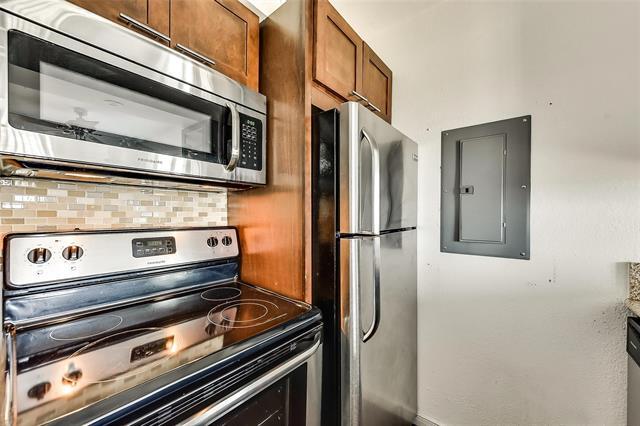 Building Photo - 8180 Lemmon Ave Unit 201
