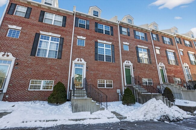 Building Photo - Gorgeous Recently Renovated 3 BR, 2.5 Bath Conshohocken Townhome!