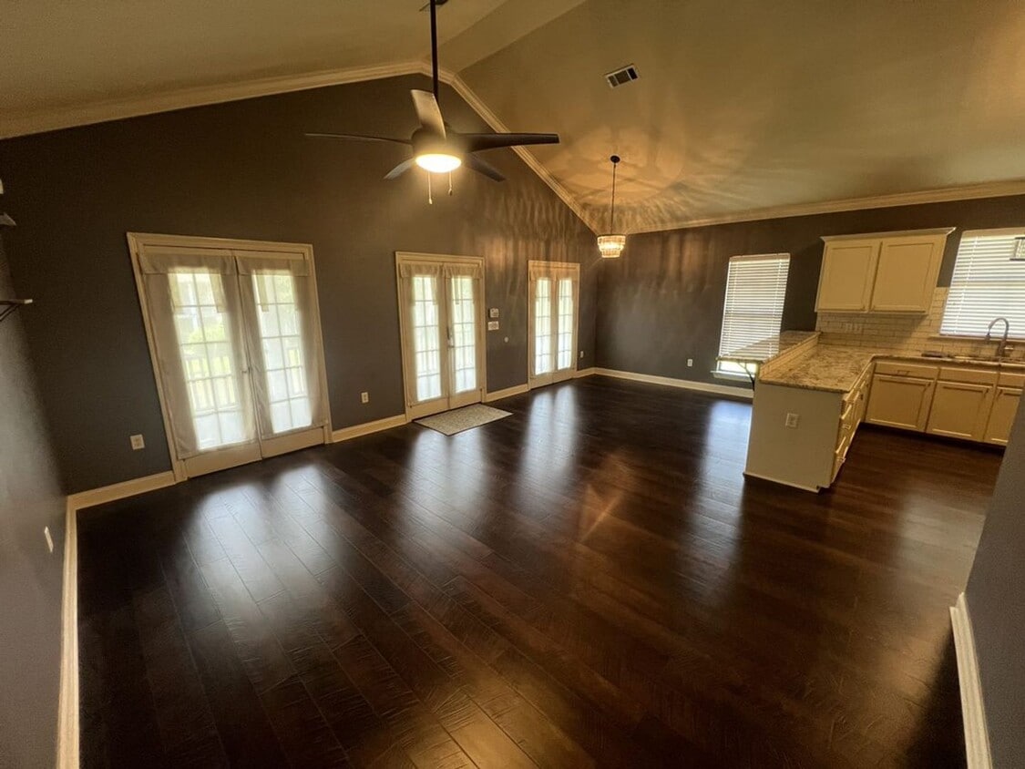Spacious 3-Bed, 2-Bath Upstairs Unit with ... - Spacious 3-Bed, 2-Bath Upstairs Unit with ...