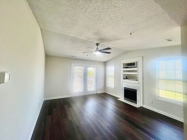 Photo - RENT SPECIAL! Freshly Painted! New Luxury ...