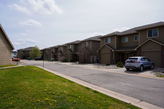3-Bed Duplex w Garage + Fenced Yard - $500... - 3-Bed Duplex w Garage + Fenced Yard - $500... Townhome
